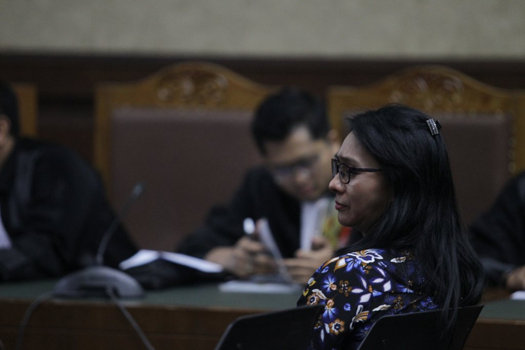 Terdakwa kasus dugaan suap paket pekerjaan revitalisasi Pasar Lirung dan Pasar Beo Kabupaten Kepulauan Talaud Tahun Anggaran 2019, Sri Wahyumi Maria Manalip (kanan). Foto: MI/ Pius Erlangga.