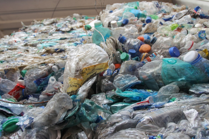 Pembakaran Sampah Plastik Secara Terbuka Melanggar UU