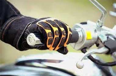 Teknik Aman Memegang Kemudi dan Rem Sepeda Motor