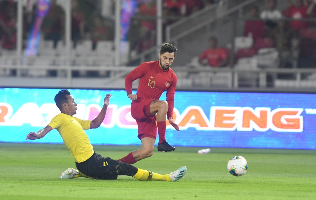 Suasana saat timnas Indonesia berduel dengan Malaysia di laga perdana kualifikasi Piala Dunia 2022 zona Asia (Foto: Antara/M Risyal Hidayat)