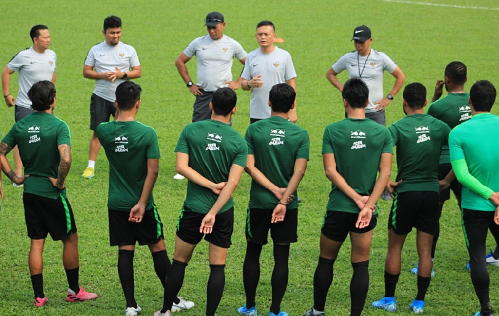 Momen saat pelatih interim Indonesia Yeyen Tumena (kanan kedua) menginstruksi para pemain Indonesia di sesi latihan jelang Malaysia (Foto: DOK PSSI)