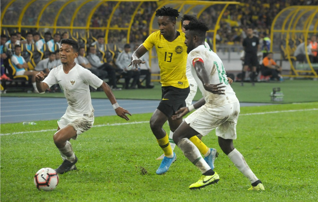 Aksi gelandang Indonesia Teuku Muhammad Ichsan (kiri) saat melakoni debutnya menghadapi Malaysia (Foto: Antara/Rafiuddin Abdul Rahman)