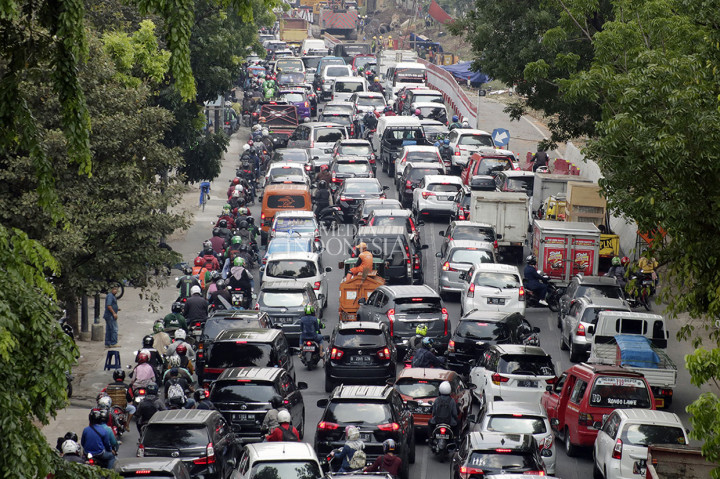 Kemacetan Panjang Imbas Pembangunan Flyover Tanjung Barat
