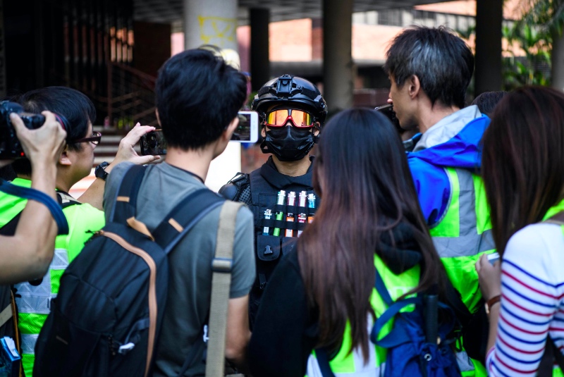 Seorang mahasiswa yang bertahan di kampus Hong Kong Polytechnic University. Foto: AFP