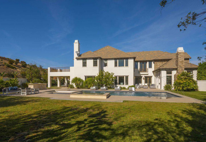 Katie Holmes Jual Rumah Bergaya Tudor