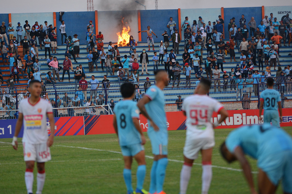 Kemenangan Persela Atas Badak Lampung Diwarnai Ricuh Suporter