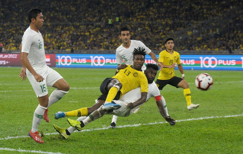 Momen saat para pemain Indonesia mengawal pergerakan gelandang Malaysia Mohamadou Sumareh (tengah) (Foto: Antara/Rafiuddin Abdul Rahman)