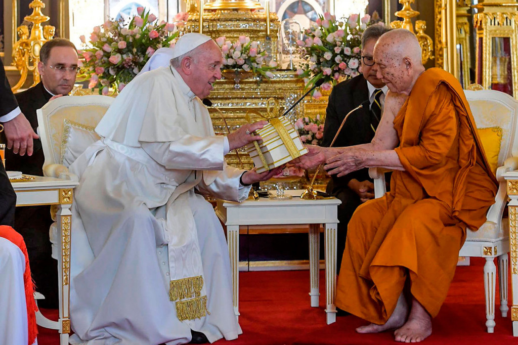 Paus Kunjungi Kuil Buddha Thailand