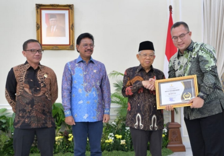 IPB Raih Penghargaan 'Perguruan Tinggi Informatif'