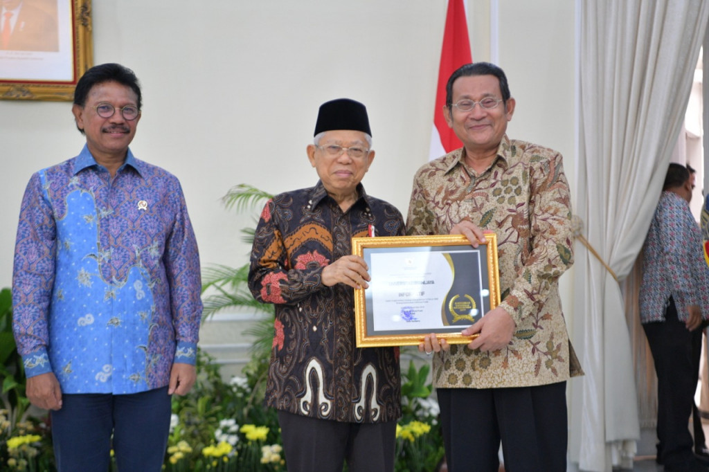 Rektor UB, Nuhfil Hanani (kanan) saat menerima penghargaan dari Wapres, Ma'ruf Amin (tengah). Foto:  UB/Humas
