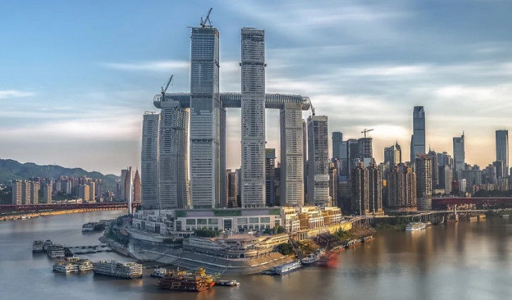 Kolam Renang di Tiongkok Ditopang Empat Gedung