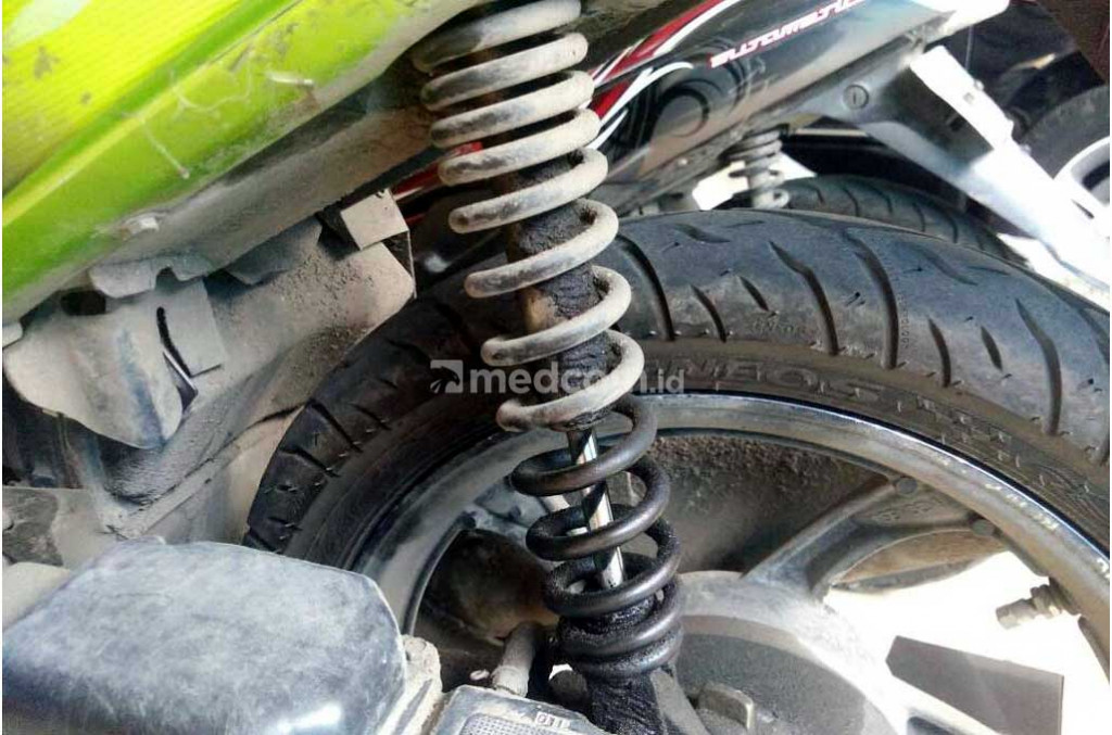Adanya rembesan oli menendakan shockbreaker rusak. Medcom.id/M. Bagus Rachmanto