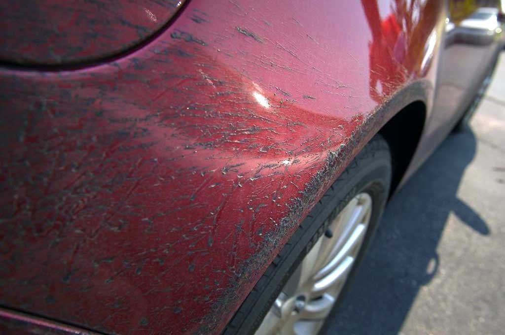 Noda Aspal yang menempel di mobil bisa dihilangkan dengan minyak tanah. The Day/Tim Cook