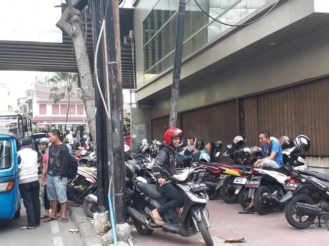 Dishub Siapkan Denda Otomatis Parkir di Trotoar