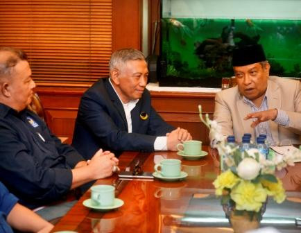 Politikus Partai NasDem Effendy Choirie (tengah). Foto: MI/Susanto