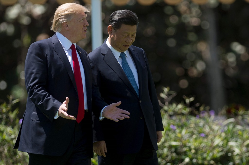 Presiden AS Donald Trump (kiri) berjalan bersama Presiden Tiongkok Xi Jinping. (Foto: AFP)