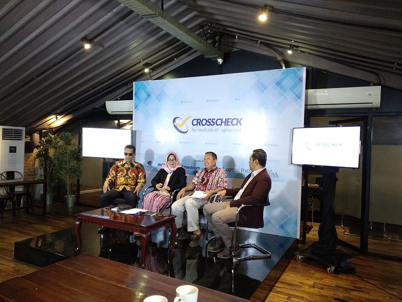 Wakil Ketua MPR Arsul Sani (kedua dari kanan) dalam diskusi Crosscheck bersama Medcom.id di Warunk Upnormal Coffee, Jalan Wahid Hasyim, Jakpus. Medcom.id/Nur azizah.