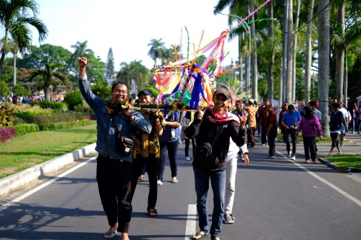 Warga Banyuwangi Gelar Tradisi <i>Endhog</i>