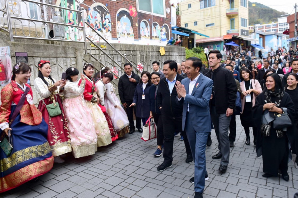 Kunjungi Desa Budaya Gamcheon Korsel, Jokowi: Bisa Jadi Inspirasi