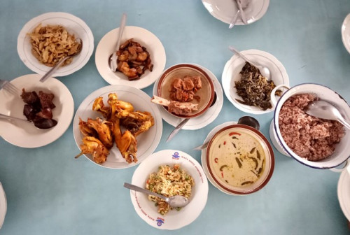 Warung makan Nasi Merah Pari Gogo sajikan gudeg daun pepaya, brongkos, ayam kampung, sayur lombok ijo, dan lainnya. (Foto: Dok. Arthurio Oktavianus)