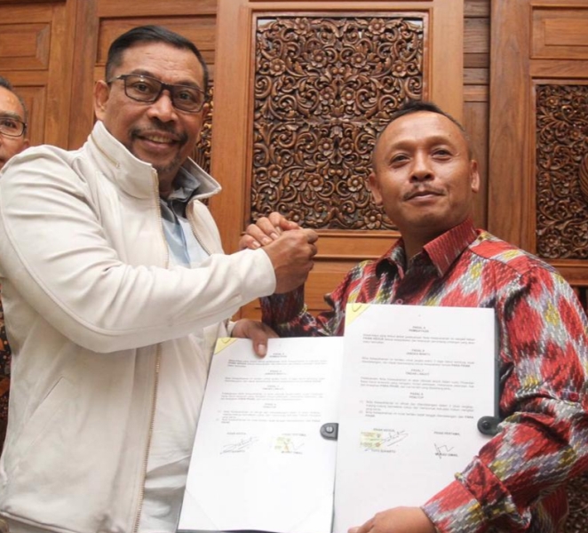 Gubernur Maluku Murad Ismail menandatangani MoU bersama Deputi Direktur Wilayah BPJS Ketenagakerjaan Sulawesi-Maluku Toto Suharto (Foto:Dok.BP Jamsostek)