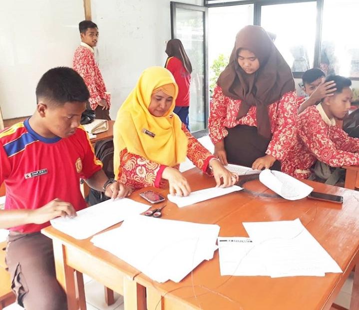 Guru Honorer Pencetus Gerakan Hemat Energi di Sekolah