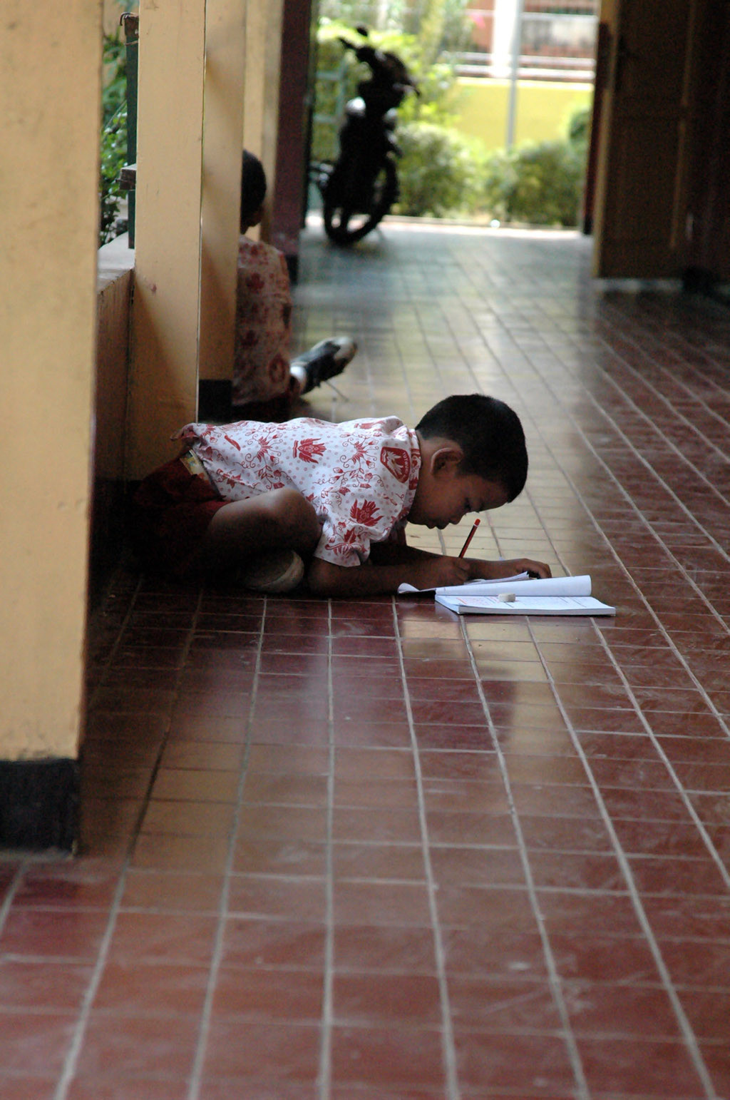 Siswa sedang mengerjakan tugas di selasar kelas. Foto: MI/Rommy Pujianto