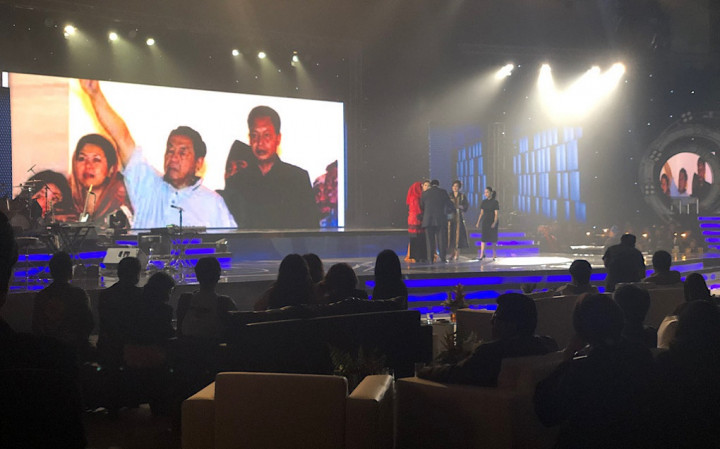 Keluarga Gus Dur Menerima Penghargaan Metro TV