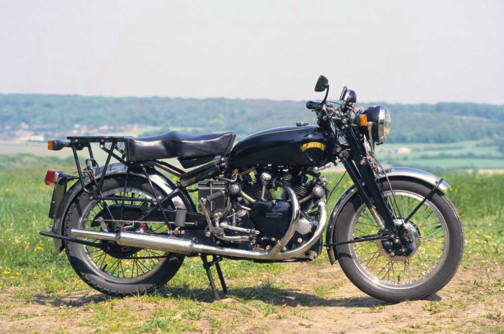 Vincent Black Shadow asal Inggris, sang legenda yang tangguh diajak turing.
