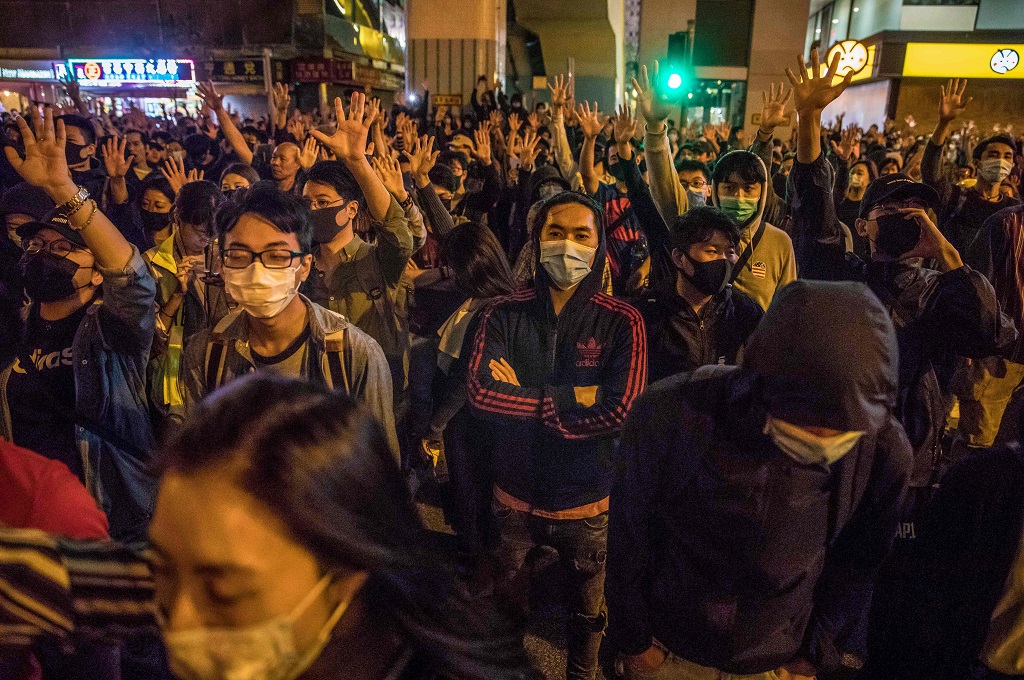 Massa berkumpul untuk memperlihatkan dukungan mereka terhadap sekelompok demonstran yang masih bertahan di area kampus PolyU, Hong Kong, 25 November 2019. (Foto: AFP/DALE DE LA REY)