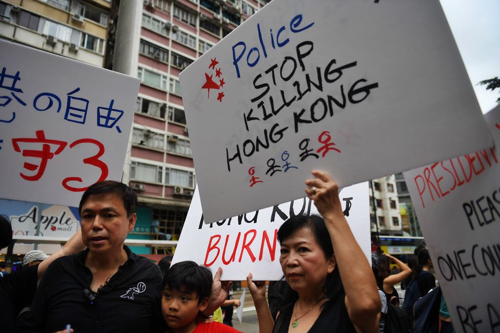 Masyarakat protes kekerasan yang dilakukan Hong Kong. (Foto: AFP).
