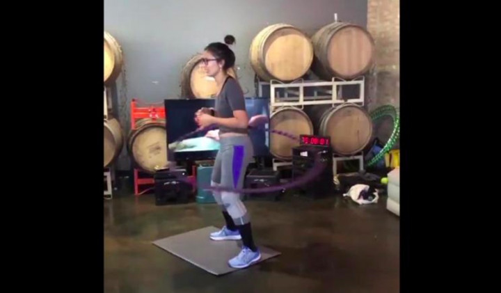 Jenny Pecahkan Rekor <i>Hula-hooping</i> Selama 100 Jam