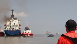 KM Tanto Ceria Terbakar di Pelabuhan Gresik