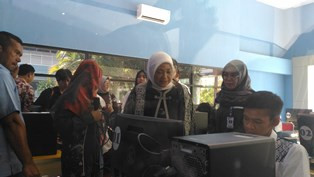 Ratusan Ribu Buruh Dibayangi PHK Massal