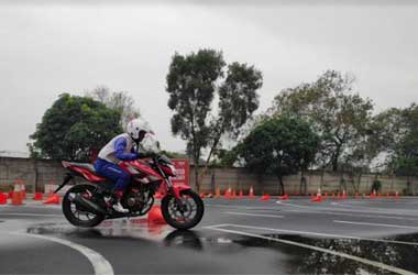 Berkendara Cerdas di Musim Hujan