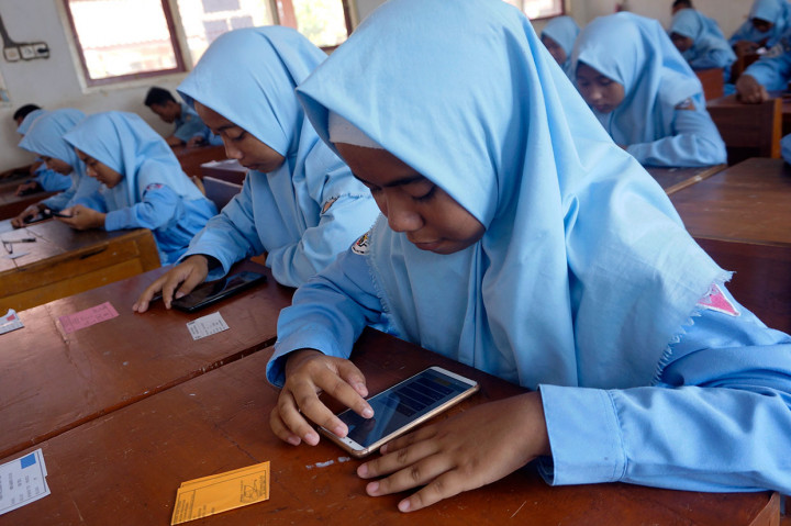 Siswa SMK di Batang Ujian Semester Menggunakan Gawai
