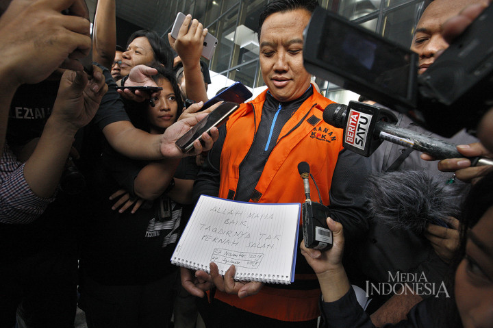 Imam Nahrawi Berselawat Usai Diperiksa KPK