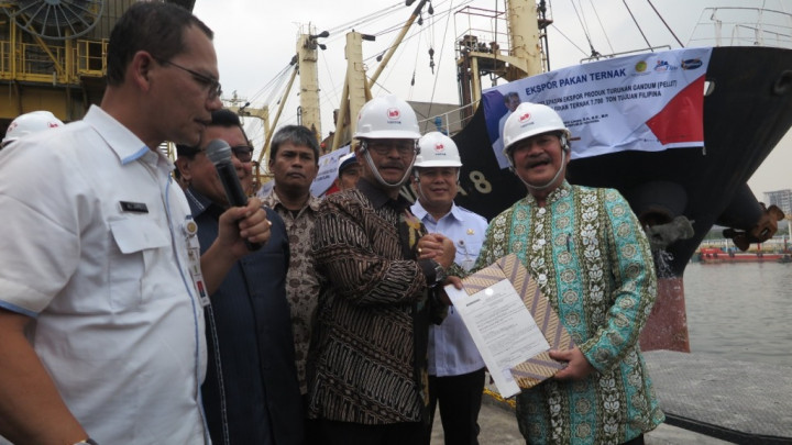 Mentan Lepas Ekspor Ribuan Ton Pakan Ternak ke Filipina