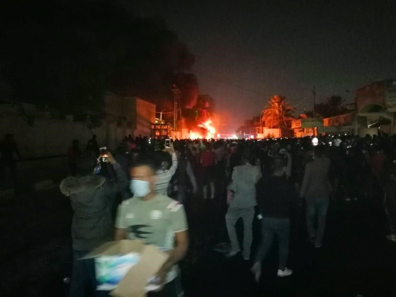 Gedung Konsulat Iran di Irak dibakar massa pedemo antipemerintah. Foto: Al Arabiya