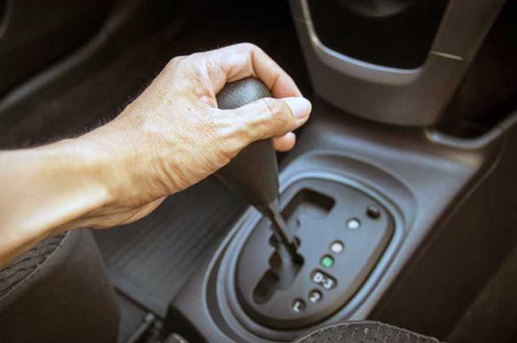 Kenali ciri atau gejala kerusakan transmisi matic di mobil Anda. YourMechanic