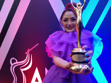 Siti Badriah Kembali Dianugerahi Piala Artis Dangdut Kontemporer Terbaik