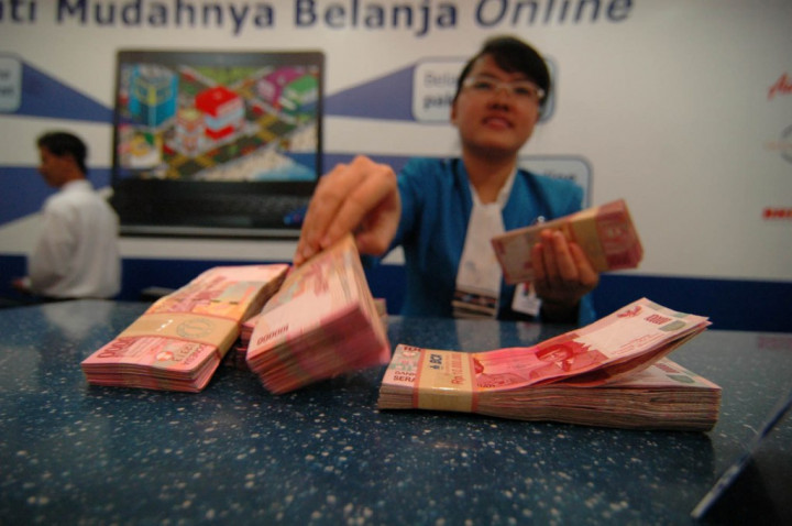 Rupiah Tersungkur, IHSG Merekah