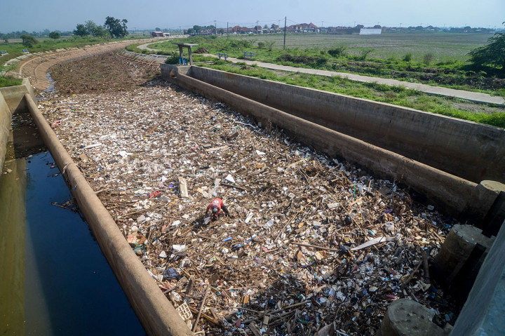 Sampah Penuhi Sungai Cikeruh Bandung