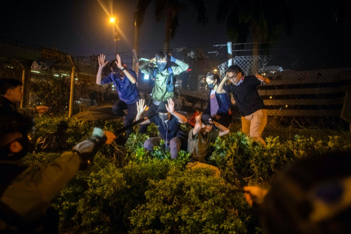 Polisi Memaksa Masuk ke Kampus Politeknik Hong Kong