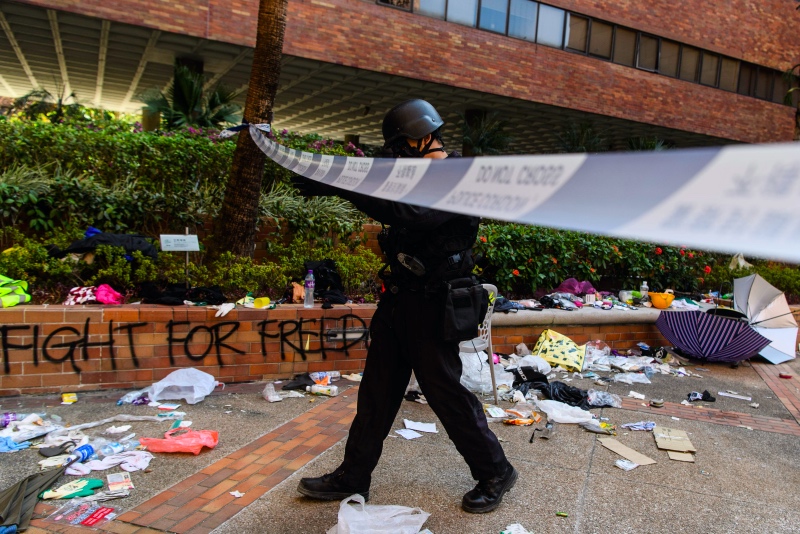 Polisi Hong Kong di kampus Hong Kong Polytechnic University tempat pedemo bertahan. Foto: AFP