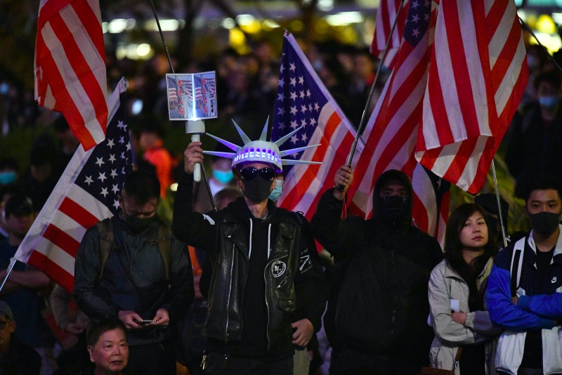 Pedemo menyambut baik tindakan Donald Trump menandatangani undang-undang yang mendukung pro-demokrasi Hong Kong. Foto: AFP