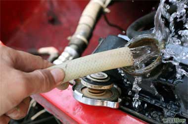 Hindari Mengisi Radiator Pakai Air Mineral