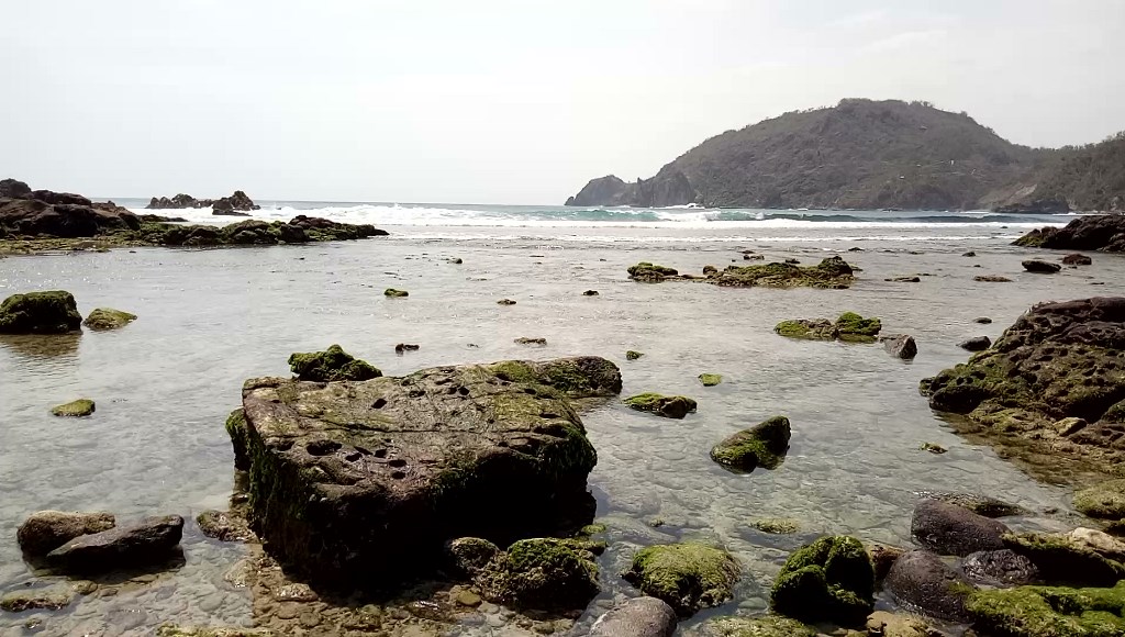 Batuan andesit yang ada di Pantai Wediombo menjadi pemandangan khas di sepanjang pantai. (Foto: Arthurio Oktavianus/Medcom.id)