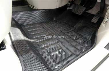 Perawatan Ekstra Karpet Mobil di Musim Hujan