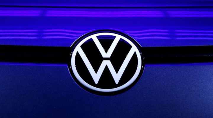 Luhut Ajak VW Produksi Mobil Listrik di Indonesia